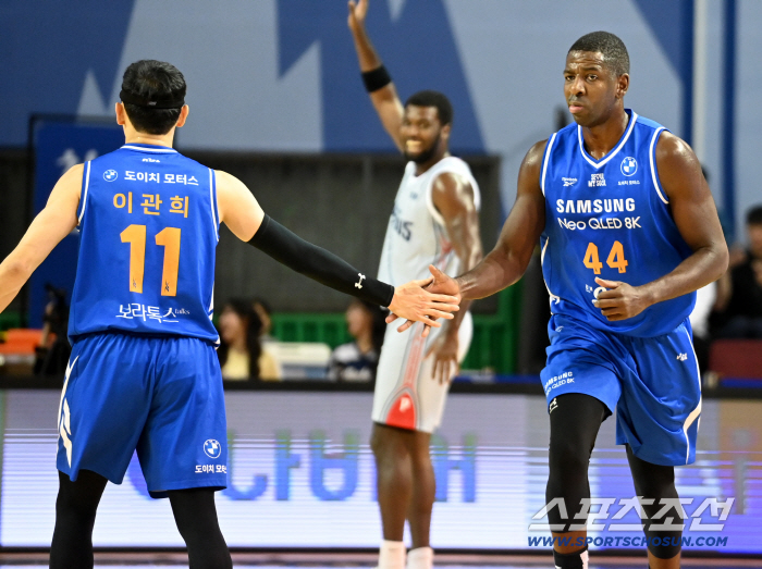  Nicholson and Lee Kwan-hee made a high-five