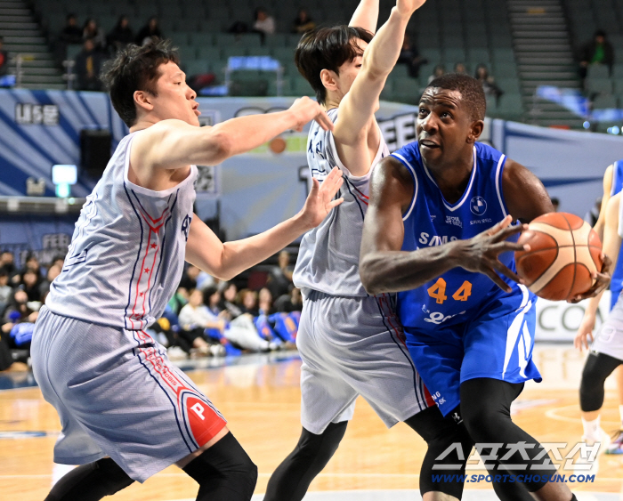  Nicholson goes under the basket to avoid two defenders