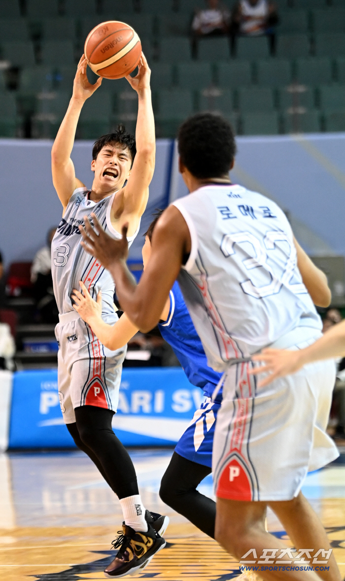  Park MOOBIN tries to pass