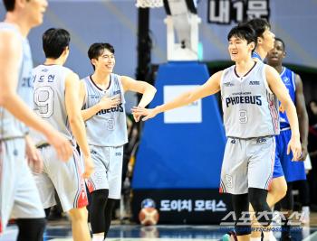  Park Mubin Cho Hanjin, sharing high fives