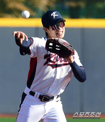  Song Sung-moon clenched and powerful throw