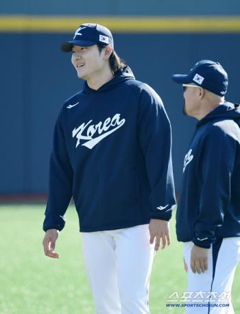  With Kwak Bin's relaxed smile