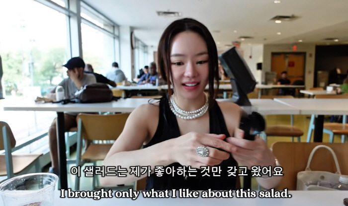  Seo-woo is surprised by how his face is swollen...What happened in New York