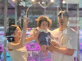 Shim Hyung-tak ♥ Saya Haru, caught in the claw machine..I thought it was a real doll