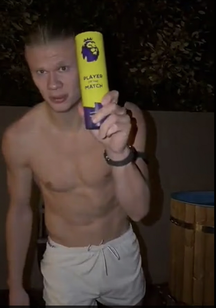 This monster is crazy about footballAfter 13 games, 17 goals, and crazy Holan, the topic of action after the game is only motivating