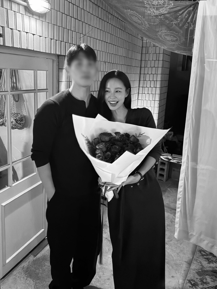 First marriage couple in a transit relationship came out...Jeong Hye-im, 5 years younger, and a handsome man and wedding