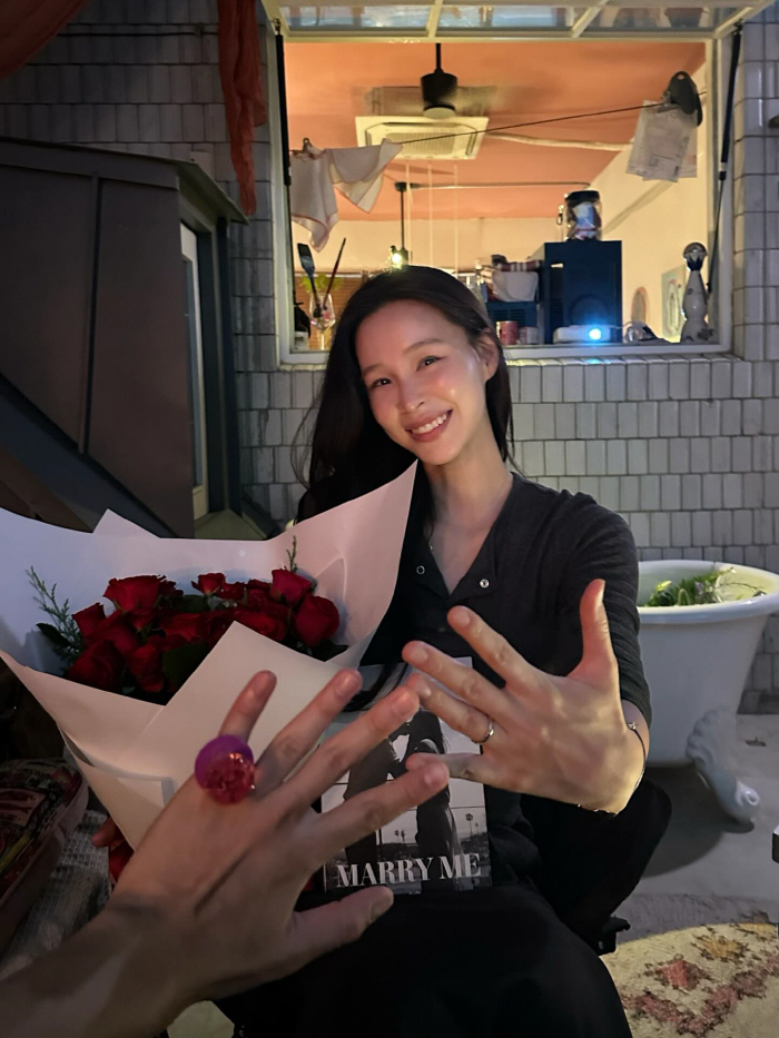 First marriage couple in a transit relationship came out...Jeong Hye-im, 5 years younger, and a handsome man and wedding