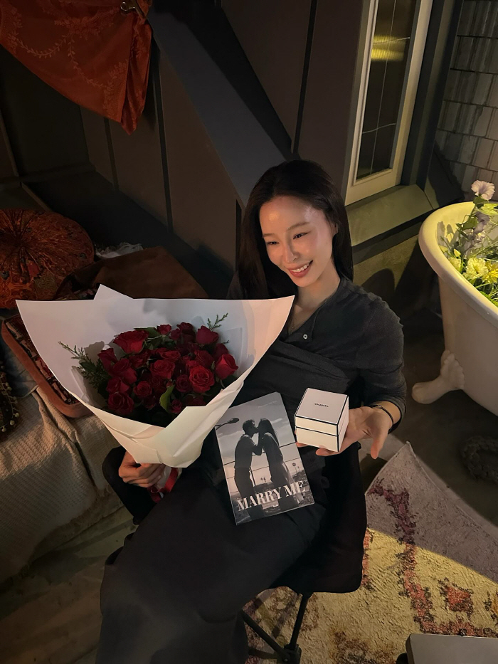 First marriage couple in a transit relationship came out...Jeong Hye-im, 5 years younger, and a handsome man and wedding