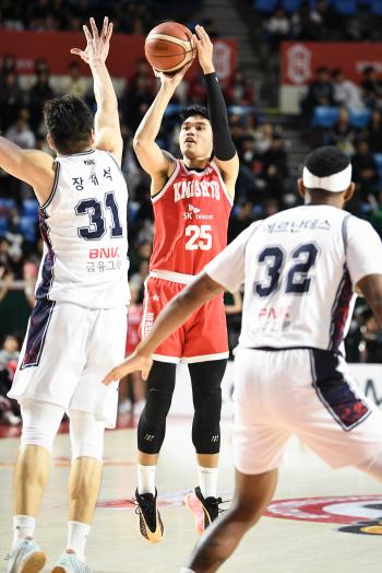 He avoided consecutive losses, gave back-to-back losses, and succeeded in avenging SK and KCC, winning 7668...KCC drops mid-range for first three consecutive losses of the season