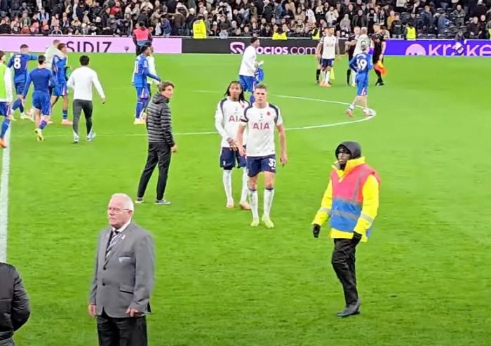 I miss my captain Son Heung-min's days. Van de Pen → Spence coach passing, eventually apologizing... Frank Explains, Leadership Collapse Remains Shocking