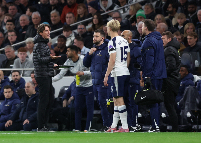 I miss my captain Son Heung-min's days. Van de Pen → Spence coach passing, eventually apologizing... Frank Explains, Leadership Collapse Remains Shocking