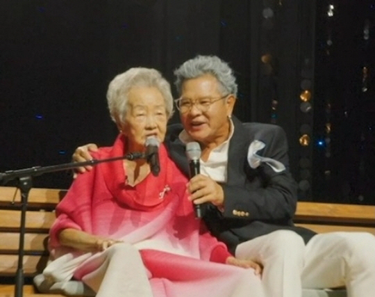 Lee Chul-ho, a 74-year-old single, and a 94-year-old dementia elderly mother..Raising your deceased brother's children (Unforgettable Duet)