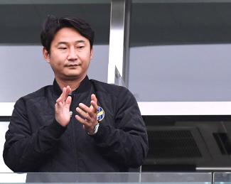 Lee Chun-soo, a former soccer national team member, is accused of fraud...a police investigation
