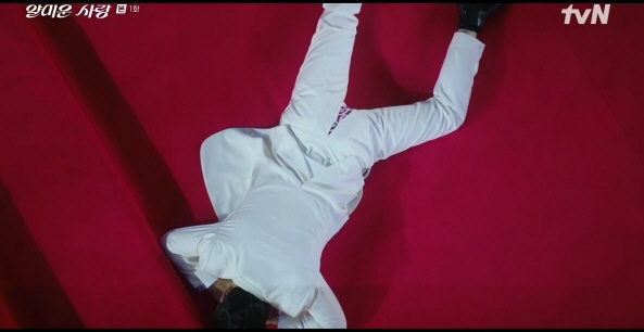 Lee Jung-Jae and Lim Ji-Yeon Deliver Hilarious Chemistry in 'Nice to Not Meet You' Premiere