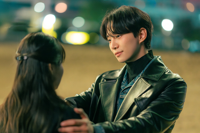 Lee Junho, clothing sleeves → King the Land → typhoon-like melodrama eyes..It's going to be a hot topic