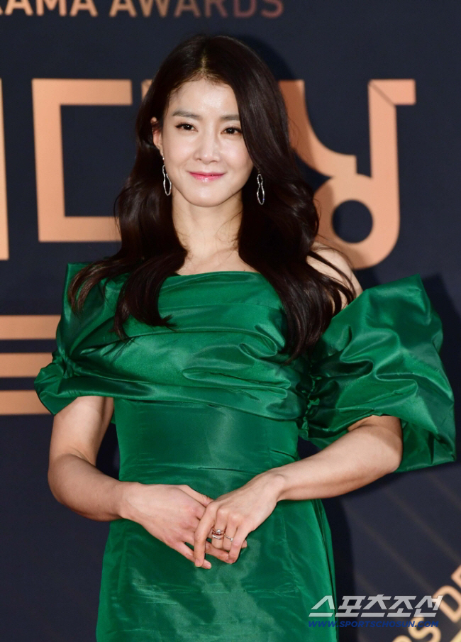 Lee Si-young, the second pregnancy, is the last month to raise a son alone, so I can't play well with her