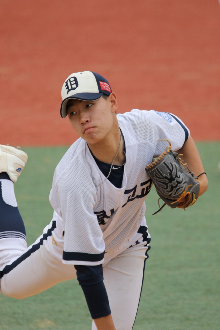 Lotte 1R rookie Shin Dong-gun supports 47.2% of judges who won the Choi Dong-won Award in high school...I held 10 million won in my arms
