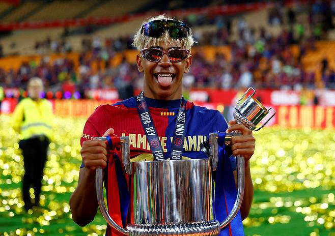 The best star selected by players around the world is Yamal, 18, FIFPRO World's Best 11 Youngest  Youngest Vote