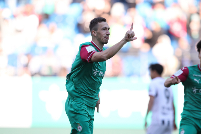  Daejeon's special DF Anton with one goal and one assist, K League 1 35 rounds out of star K League 2's 37th round MVP is Kimpo's Lewis