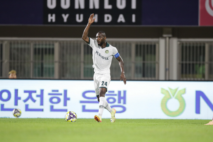  Daejeon's special DF Anton with one goal and one assist, K League 1 35 rounds out of star K League 2's 37th round MVP is Kimpo's Lewis