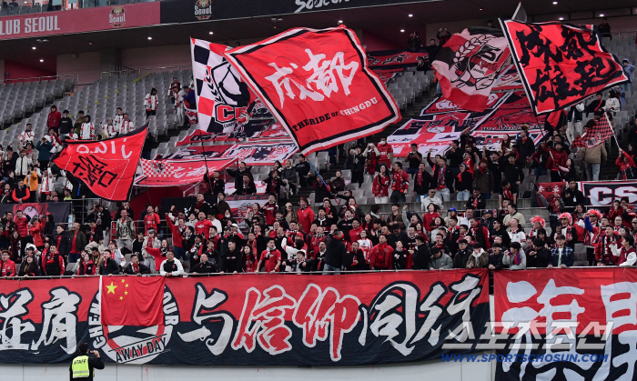  Away soccer fans rooting for Chengdu