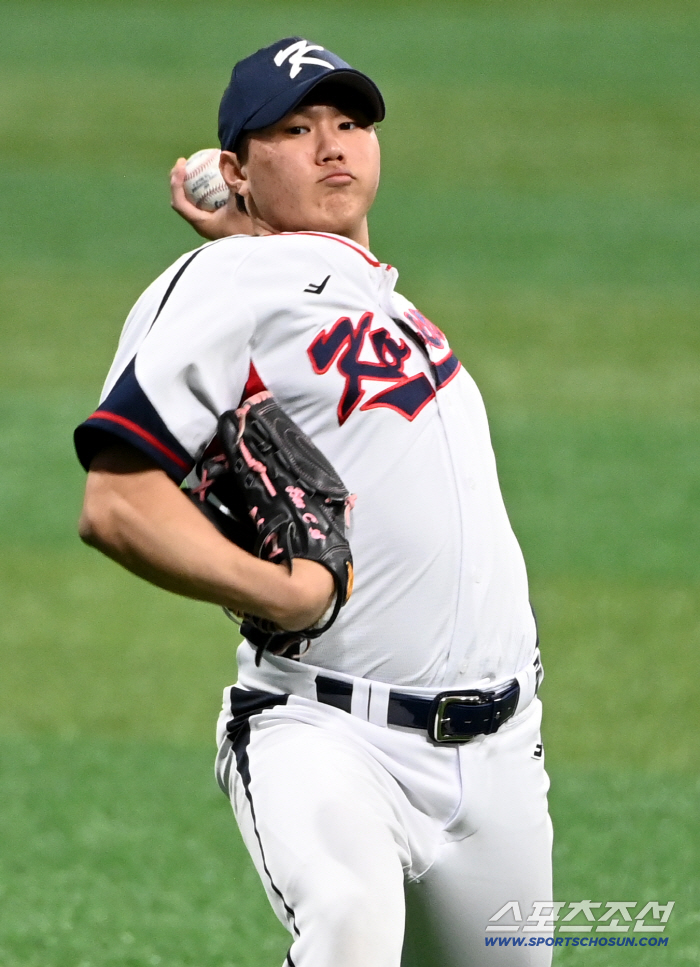  Bae Chan-seung is playing catch with an official ball