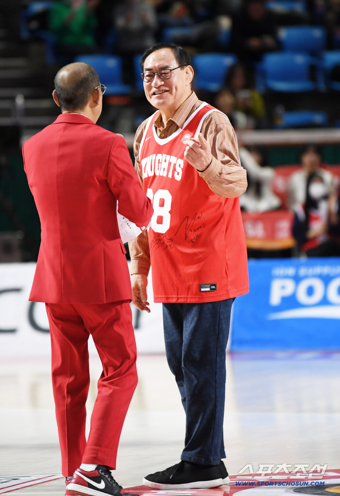  Chairman Ha Hyung-joo cheers for SK Knights' victory