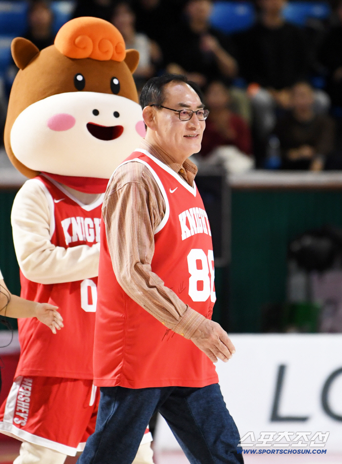  Chairman Ha Hyung-joo communicates with basketball fans today
