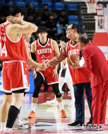  Chairman Ha Hyung-joo greets SK Knights players