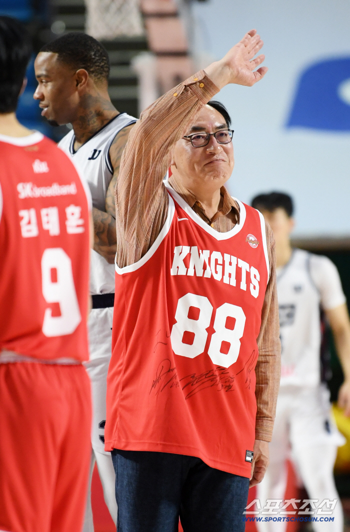  Chairman Ha Hyung-ju greets basketball fans
