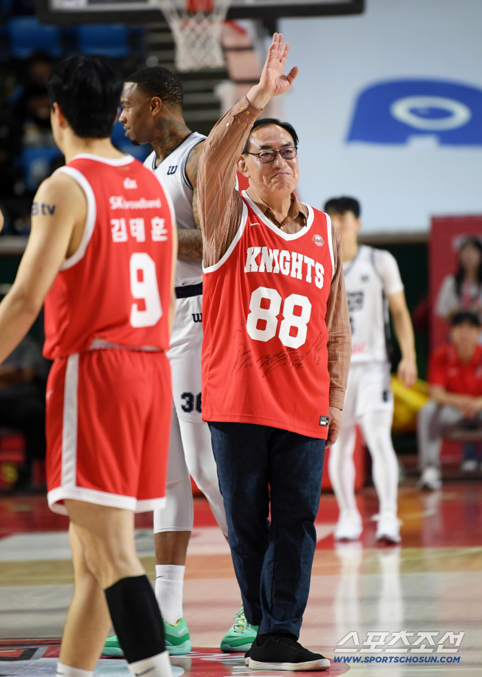  Chairman Ha Hyung-ju greets basketball fans
