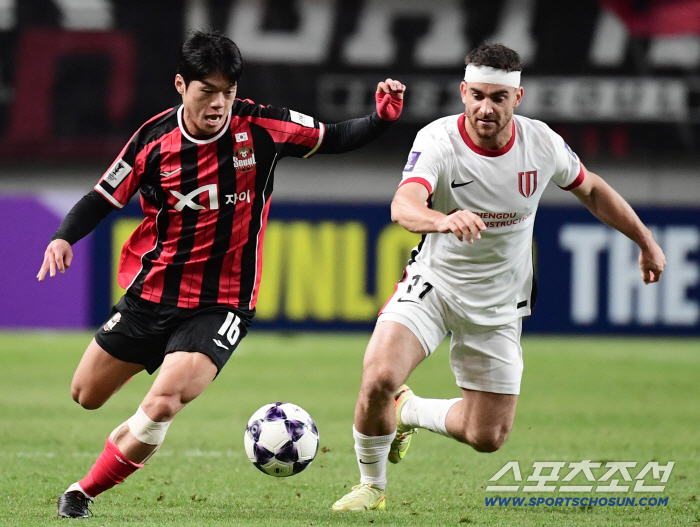  Choi Jun beats Chengdu's defense and tries to break through vigorously