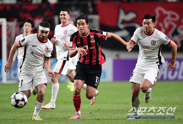  Chun Sung-hoon tries to break through the center quickly