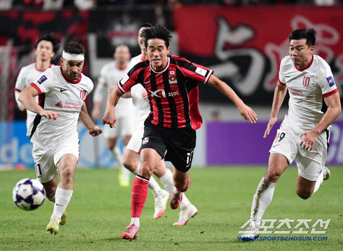  Chun Sung-hoon tries to break through quickly by beating the Chengdu defense