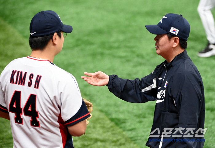  Director Ryu Ji-hyun, checking Kim Seo-hyun's physical condition