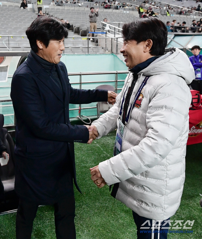  Director Seo Jung-won and Kim Ki-dong welcome before the game