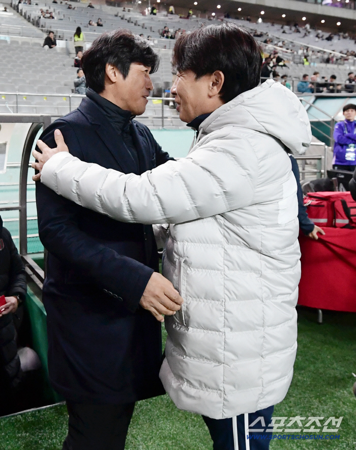  Director Seo Jung-won and Kim Ki-dong wish for good luck and greet each other with a hug