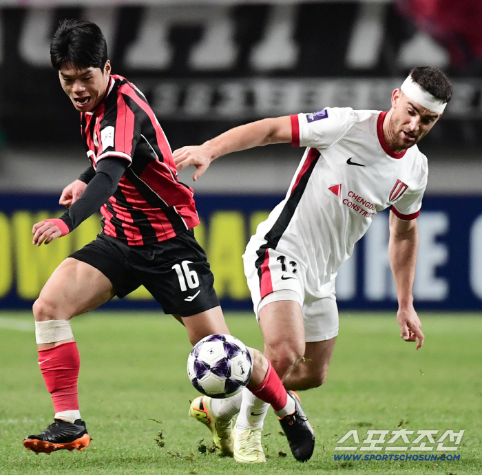  FC Seoul Choi Jun's fierce ball fight