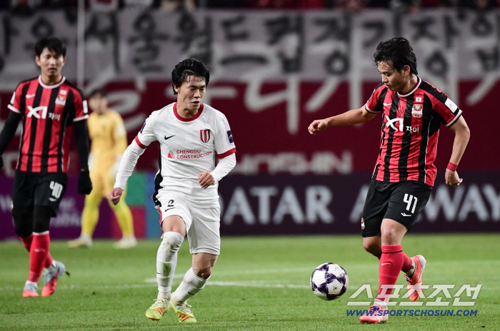  Hwang Do-yoon tries to break through by beating Chengdu's defense