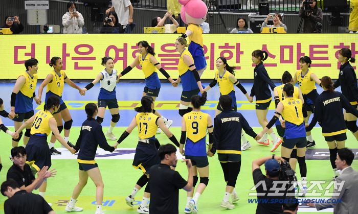  Hyundai Engineering & Construction is performing a victory ceremony, jumping to the top