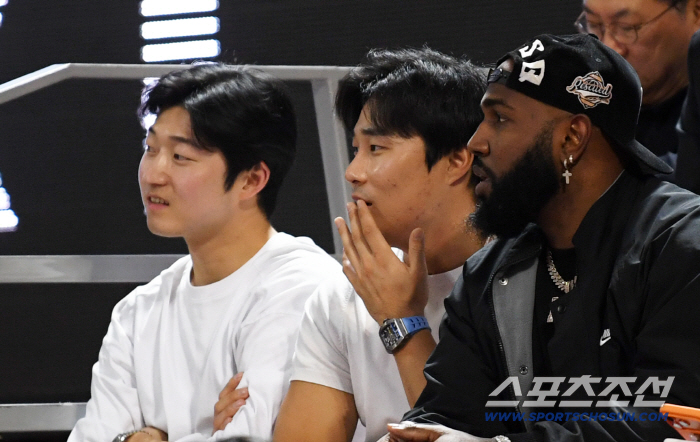  I'm surprised to find the reporters of major leaguer Kim Ha-sung