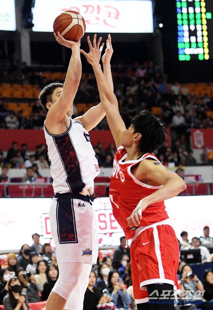  Jang Jae Seok, in front of Oh Se-geun, take a bold shot