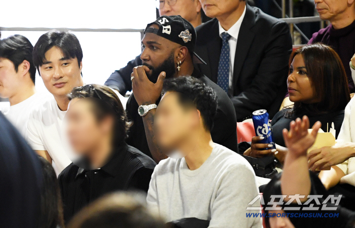  Kim Ha-sung and Marcel Ozuna are fascinated by Korean basketball