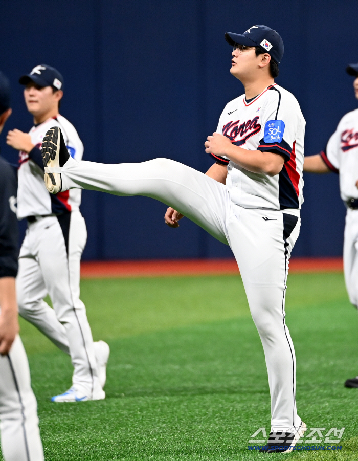  Kim Seo-hyun warms up in the national team uniform
