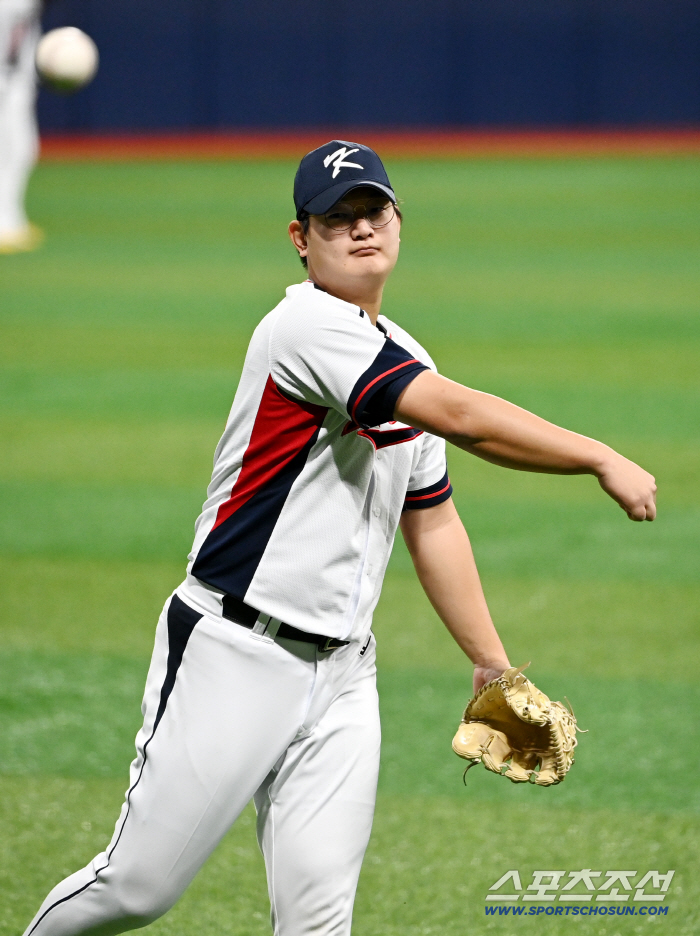  Kim Seohyun checks his condition with a catch ball