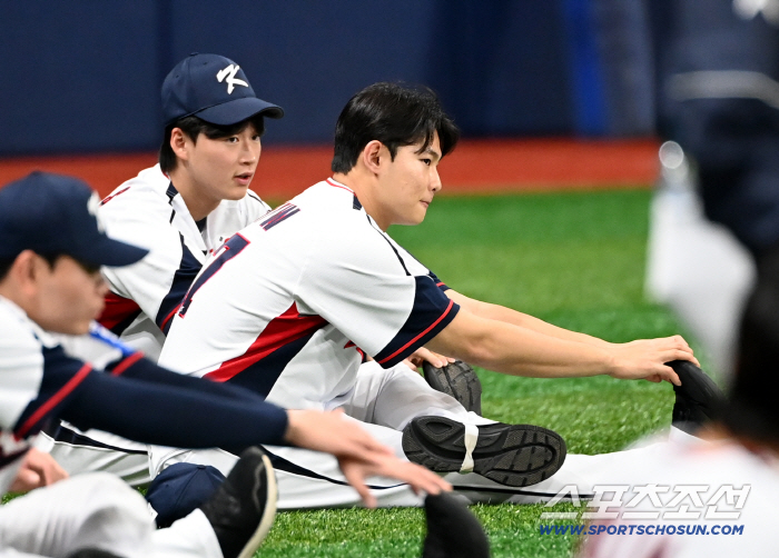  Kim Youngwoo and Lee Ho Sung look good in the national team uniform