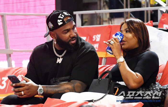  Korean basketball court following Marcel Ozuna Ha Sung-Kim