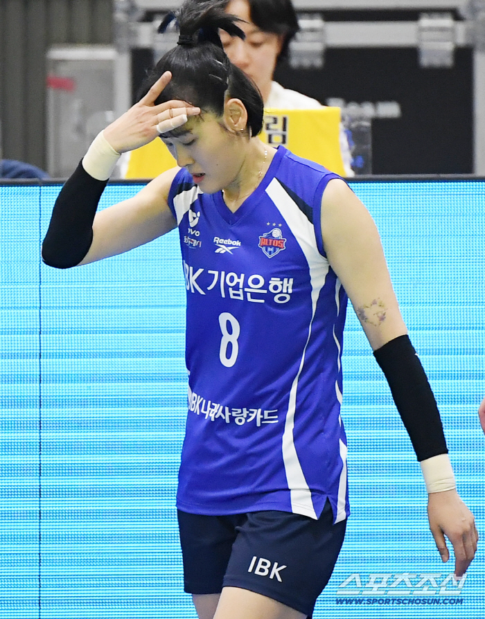 Lim Myeong-ok has a headache