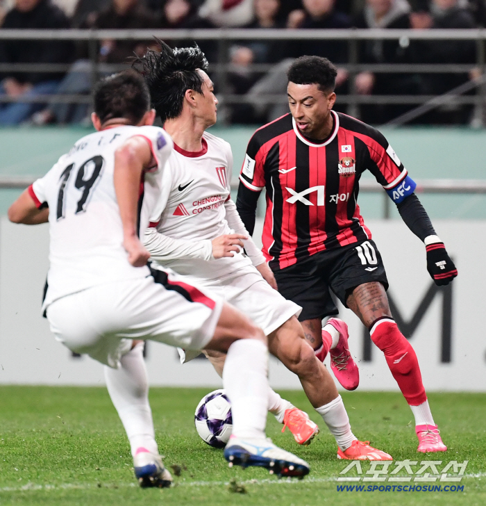  Lingard, Chengdu breaks through the center to beat the defense