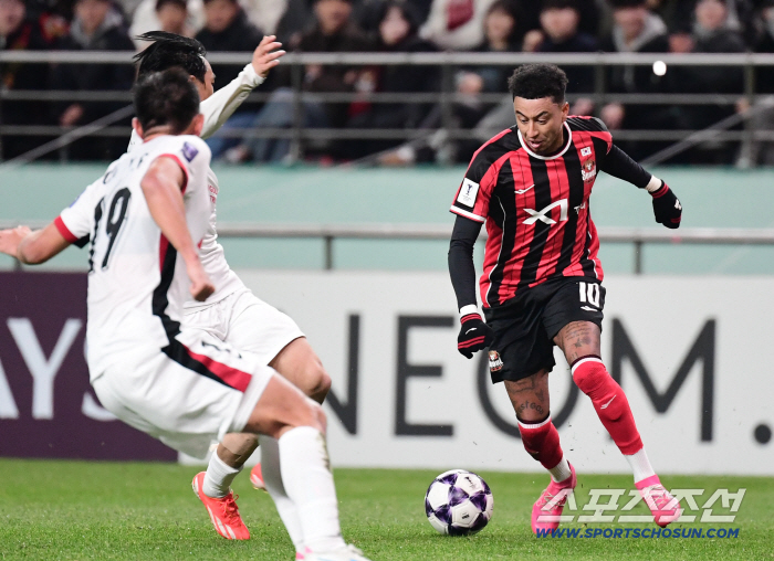  Lingard tries to break through the center quickly